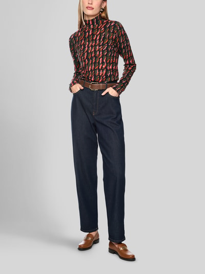Vrouwenmodel draagt Longsleeve met Rollkragen van Marc Cain, Mix van katoen en elastaan, getailleerd, Riblook, col, knopen aan mouwboorden, Ruglengte bij maat 36: 58 cm, volledige lichaamsaanzicht van voren.