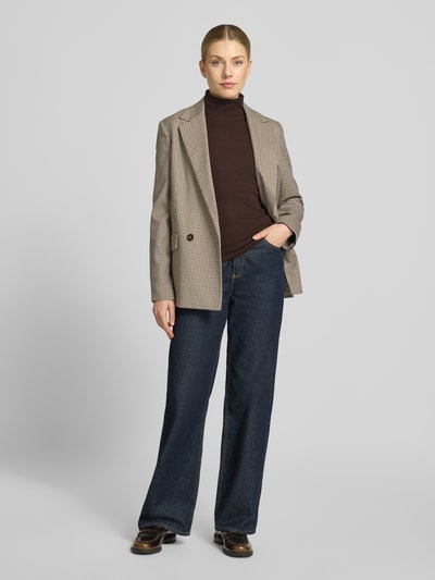 Frauenmodel trägt Regular Fit Langarmshirt aus reiner Baumwolle von s.Oliver RED LABEL in Braun, kombiniert mit Blazer und Jeans, Ganzkörperansicht von vorne.