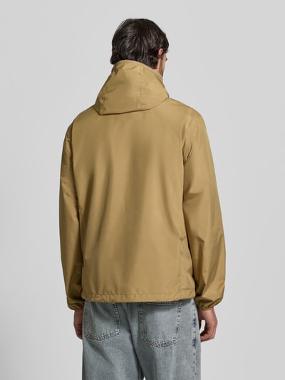 Männermodel trägt SAVE THE DUCK Jacke mit Zweiwegereißverschluss Modell 'Zayn' in Beige, Kapuze, Regular Fit, Ganzkörperansicht Rückansicht.