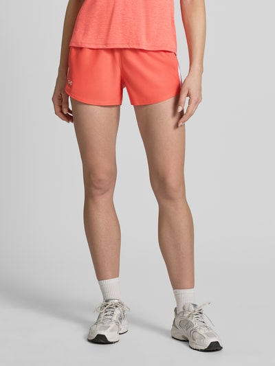Kobiece model prezentuje Shorts mit elastischem Bund und Logo od Under Armour, krój regular fit, logo, elastyczny pas, label-details, szerokość w rozmiarze S: 39 cm, długość wewnętrzna nogawki w rozmiarze S: 8 cm, widok całej sylwetki z przodu.