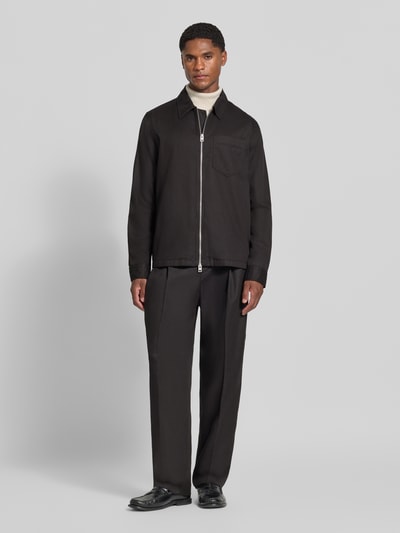 Männermodel trägt Regular Fit Bomberjacke / Blouson aus Lyocell-Baumwoll-Mix Modell 'Enasoz' von HUGO, dunkle Farben, glatte Textur, Ganzkörperansicht von vorne. Herren Bomberjacke / Blouson von HUGO.