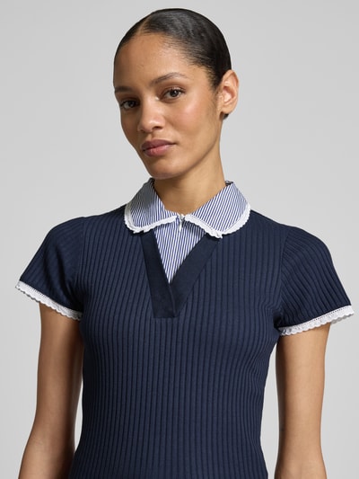 Modelka kobieca nosi Strickshirt mit Hemdblusenkragen von Rich & Royal, bawełna z elastanem, krój slim fit, prążkowana faktura, granatowy, długość tyłu w rozmiarze S 57 cm, długość rękawa 18 cm, zbliżenie na górną część ciała