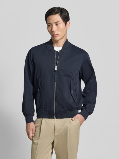 Männermodel trägt Regular Fit Blouson aus reiner Baumwolle von Marc O'Polo, Optik: Unifarben, Materialverarbeitung: Twill, Ganzkörperansicht von vorne.