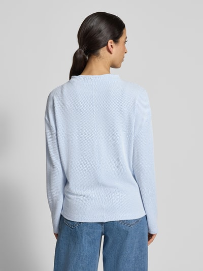 Frauenmodel trägt Relaxed Fit Sweatshirt mit Stehkragen Modell 'Serata' von OPUS, elastischer Viskose-Mix, Strukturmuster, Ganzkörperansicht Rückansicht.