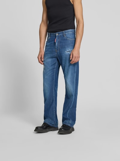 Männermodel trägt Loose Fit Jeans im Destroyed-Look von Dsquared2 in Blau, 5-Pocket-Design, Baumwoll-Elasthan-Mix, Ganzkörperansicht von vorne.