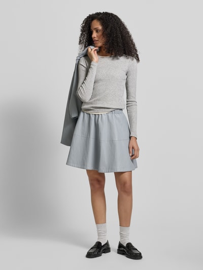 Modelka nosi szary Longsleeve mit Rundhalsausschnitt von Jake*s Casual, dopasowany krój, długość tyłu 51 cm, widok całej sylwetki z przodu.