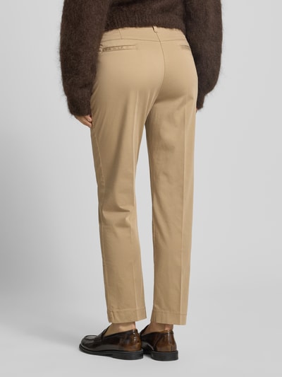 Frauenmodel trägt Hose mit Eingrifftaschen Modell 'Lorella' von Raphaela By Brax, Beige, Baumwoll-Mix, verkürzt, Ganzkörperansicht Rückansicht.