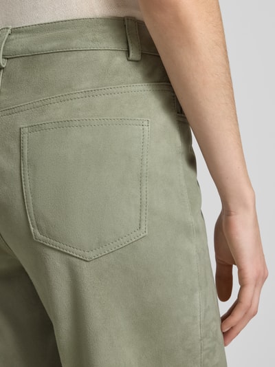Frauenmodel trägt Regular Fit Lederhose aus echtem Ziegenleder von Marc O'Polo, imitacja skóry welurowej, krój regular fit, 5 kieszeni, szlufki na pasek, zapięcie na guzik i ukryty zamek błyskawiczny, kozia skóra, wykończenie materiału: skóra welurowa, kolor jasna zieleń, gładka tekstura, Ganzkörperansicht Rückansicht
