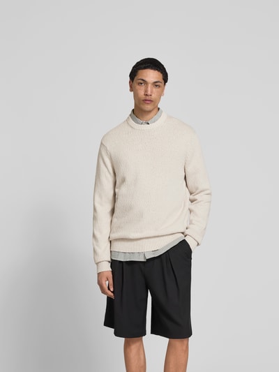 Männermodel trägt Pullover in Strick-Optik von ANNARR in Beige, Relaxed-Fit, Reine Baumwolle, Rundhalsausschnitt, elastische Abschlüsse, Ganzkörperansicht von vorne.