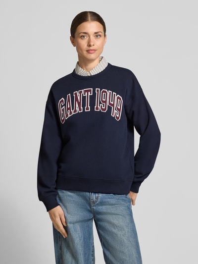 Vrouwenmodel draagt donkerblauw Relaxed Fit sweatshirt uit puur katoen van GANT, Dames sweatshirt, Vooraanzicht van het gehele lichaam.