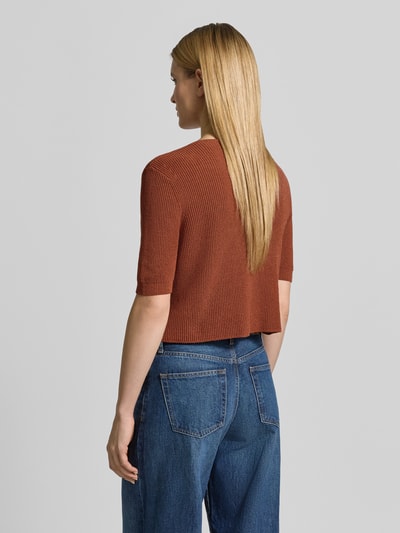 Frauenmodel trägt Strickjacke mit 1/2-Arm von Jake*s Casual aus Baumwoll-Mix, Gerader-Schnitt, Rückansicht, Nahaufnahme Oberkörper.