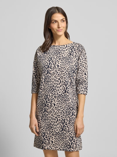 Frauenmodel trägt Kleid mit unifarbenem Design und Animal-Print von Christian Berg Woman, Beige mit schwarzem Animal-Print, Regular Fit, Mini-Länge, U-Boot-Ausschnitt, 3/4-Arm, aus Polyester-Elasthan-Mix, Ganzkörperansicht von vorne.