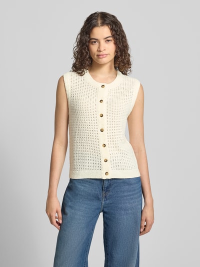 Kobiece model nosi Slim Fit Strickweste aus Baumwoll-Mix von Marc O'Polo DENIM, kremowa dzianina z guzikami, całkowity widok z przodu.