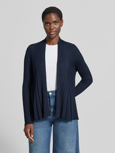 Vrouwenmodel draagt cardigan uit viscosemix met smalle pasvorm en plooien, Model 'CLAUDISSE' van FREE/QUENT, Dames, geheel van voren, ruglengte 62 cm, mouwlengte 61 cm.
