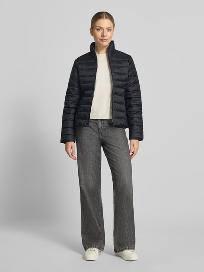 Vrouwenmodel draagt Slim Fit gewatteerd jack met logodetail van Lacoste, Dames, zwart met lichte structuur en matte textuur, volledige lichaamsvoorzijde.