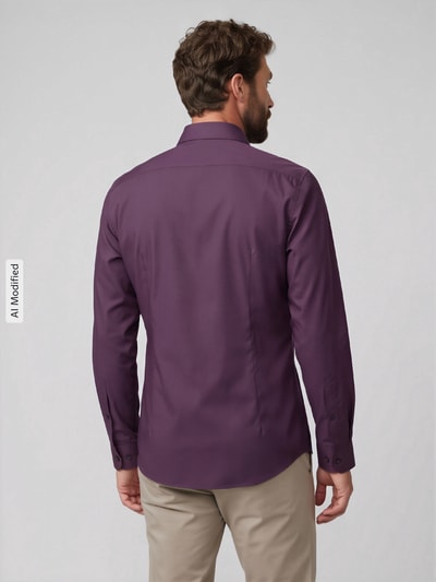 Männermodel trägt lila Slim Fit Businesshemd mit Kentkragen von Jake*s, glatte Textur, Ganzkörperansicht Rückansicht, KI-modifiziertes Bild.