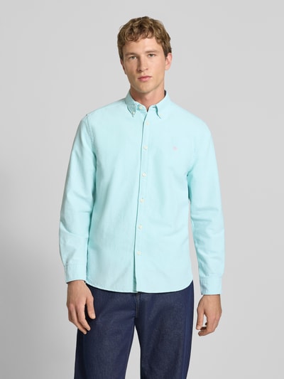 Männermodel trägt Regular Fit Freizeithemd mit Logo-Stitching von Superdry, Reine Baumwolle, Button-Down-Kragen, Knopfleiste, Sportmanschetten. Ganzkörperansicht von vorne.