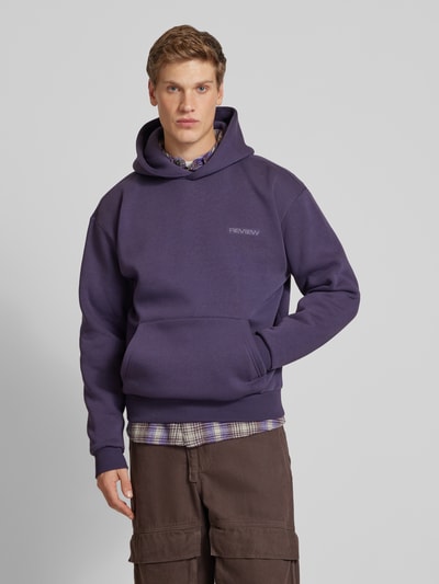 REVIEW Oversized Hoodie mit Label-Detail Aubergine 4