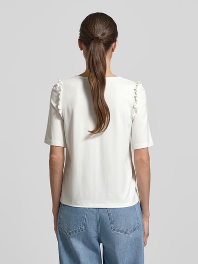 Frauenmodel trägt Regular Fit T-Shirt aus Viskose-Mix mit Rüschenbesatz von More & More, Damen T-Shirt in Weiß, Rückenlänge 55 cm, Ganzkörperansicht Rückansicht.
