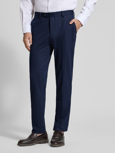 Männermodel trägt Slim Fit Anzug mit zweireihigem Sakko und Hose mit persplooien von Manuel Ritz, viscosemix met stretch, steekzakken, knoopsluiting, bandwijdte maat 50: 44 cm, ruglengte: 76 cm, schouderbreedte: 47 cm, mouwlengte: 65 cm, binnenbeenlengte: 87 cm, donkerblauw met fijne streep, detailopname, vooraanzicht.