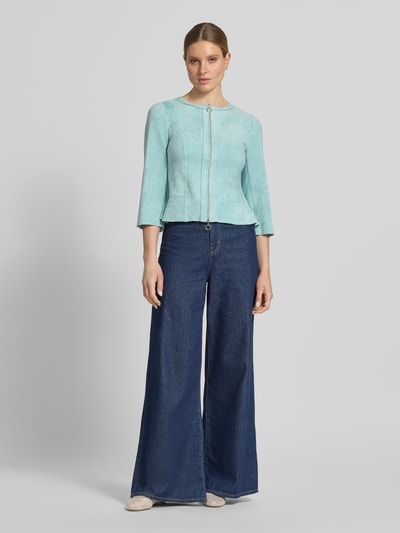 Kobiece modelka nosi żakiet 'Blazer mit Zweiwege-Reißverschluss und 3/4-Arm' od Betty Barclay, mieszanka materiałów z dodatkiem streczu, taliowany fason, okrągły dekolt, zamek błyskawiczny dwustronny, rękaw o dł. 3/4, długość tyłu w rozmiarze 36: 56 cm, szerokość w rozmiarze 36: 50 cm, długość rękawów w rozmiarze 36: 54 cm, pastelowy niebieski, gładka faktura, szerokie ciemnoniebieskie spodnie, pełny widok z przodu.