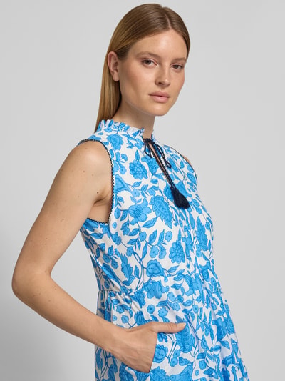 Frauenmodel trägt Midikleid im Allover-Look von MORE & MORE aus Reine Baumwolle, A-Linie, Stehkragen, Schnürung, Nahaufnahme Oberkörper.
