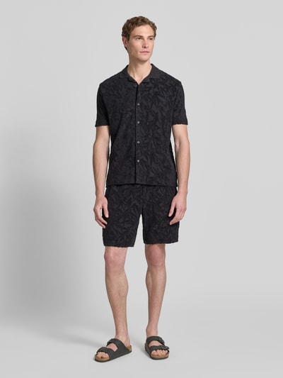 Männermodel trägt Regular Fit Freizeithemd aus reiner Baumwolle von Marc O'Polo in Schwarz mit Allover-Muster, Jacquard-Optik, Ganzkörperansicht von vorne.