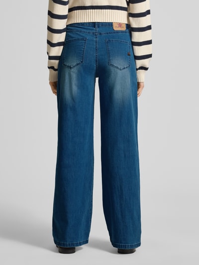 Vrouwenmodel draagt Wide Fit Jeans met Lyocell-Viskose-Anteil van Buena Vista, mix van katoen en lyocell en viscose, 5-pocketmodel, knoop- en ritssluiting, bandwijdte maat S 40 cm, binnenbeenlengte maat S 81 cm, blauwe denim, rechte brede pijpen, gestructureerd oppervlak, geheel lichaam van achteren.