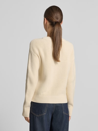 Frauenmodel trägt cremefarbenen Slim Fit Pullover aus reiner Baumwolle von Jake*s Casual, strukturierte Oberfläche, Ganzkörperansicht Rückansicht.
