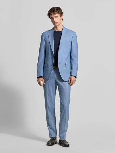 Męski model nosi Slim Fit 2-Knopf-Sakko mit Pattentaschen Modell 'Grant' von Pierre Cardin, mieszanka żywej wełny, kołnierz z połami, krój slim fit, długość tyłu w rozmiarze 50: 74 cm, szerokość ramion w rozmiarze 50: 47 cm, długość rękawów w rozmiarze 50: 64 cm, jasnoniebieski, gładka faktura, Ganzkörperansicht von vorne.