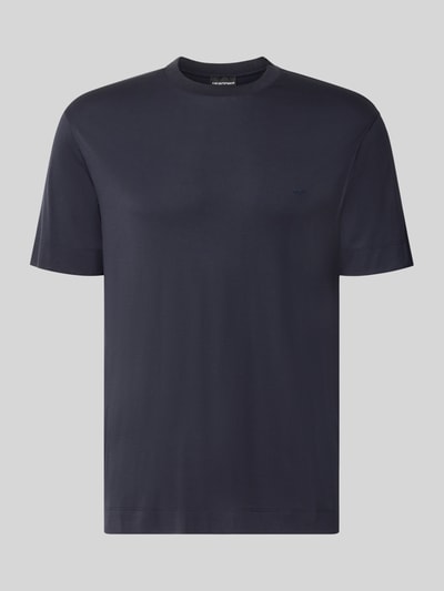 Produktfoto, T-Shirt mit Logo-Stitching von Emporio Armani, dunkelblau, gerade Passform, glatte Textur, elastischer Modal-Mix mit Seiden-Anteil, Rundhalsausschnitt, Rückenlänge bei Größe M 72 cm