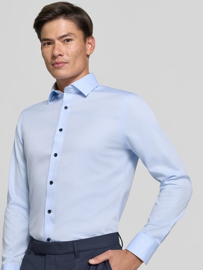 Mannenmodel draagt lichtblauw Modern Fit zakelijk overhemd uit pure katoen van OLYMP, Heren Businesshemd, driekwartaanzicht vooraan