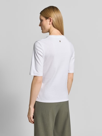 Frauenmodel trägt Regular Fit T-Shirt mit Brusttasche Modell 'Tonja' von JOOP! in Weiß, reine Baumwolle, Halbarm, Rückansicht, Ganzkörperansicht Rückansicht.