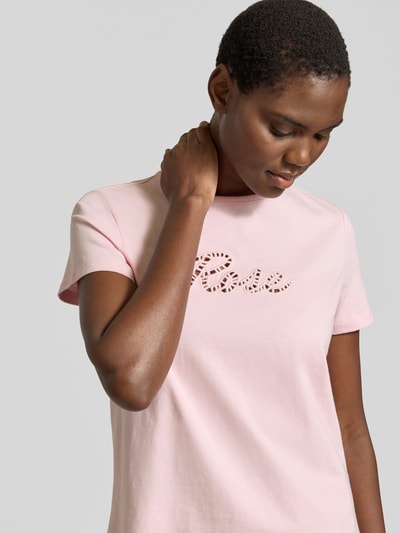 Frauenmodel trägt Regular Fit T-Shirt aus reiner Baumwolle Modell 'MIRANDA' von Vero Moda, Optik: Unifarben, Lochstickerei, Rundhals, Kurzarm, Jersey, Nahaufnahme Oberkörper.
