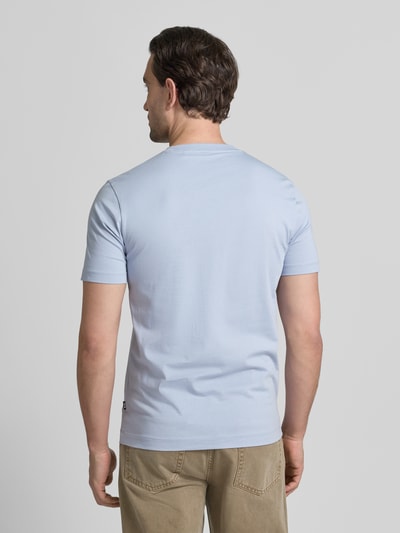 Männermodel trägt Regular Fit T-Shirt aus reiner Baumwolle Modell 'THOMPSON' von BOSS in Hellblau, unifarben, Ganzkörperansicht Rückansicht.