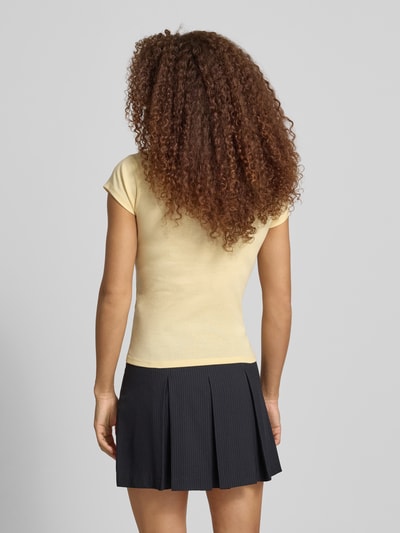 Frauenmodel trägt Damen T-Shirt mit Rundhalsausschnitt Modell 'EVERYDAY' von Topshop, Slim-Fit Baumwoll-Mix, Rückenlänge 54 cm, Ganzkörperansicht Rückansicht.