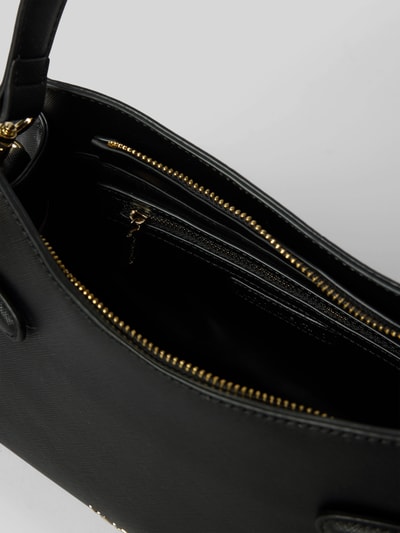 Productfoto, zwarte schoudertas met labeldetail model 'NIVALIS RE' van Valentino Bags, goudkleurige rits, Dames schoudertas context