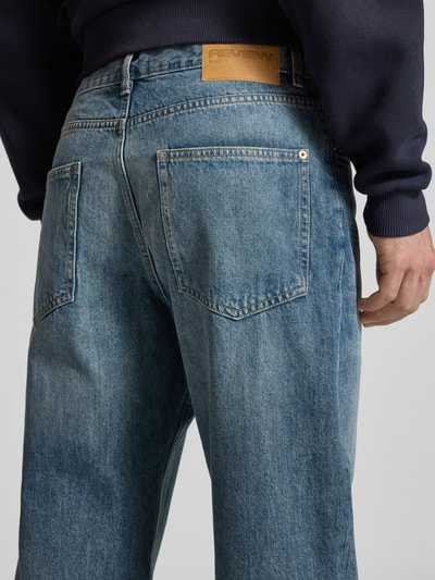 Männermodel trägt Jeans mit 5-Pocket-Design von REVIEW in Blau mit geradem Schnitt, Detailaufnahme Rückansicht, strukturierte Denim-Textur.