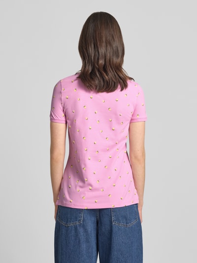 Frauenmodel trägt Regular Fit Poloshirt mit Polokragen und Knopfleiste von Christian Berg Woman, rosa mit gelben Akzenten, Baumwoll-Mix mit Stretch-Anteil, Rückenlänge bei Größe S: 25 cm, Ganzkörperansicht Rückansicht
