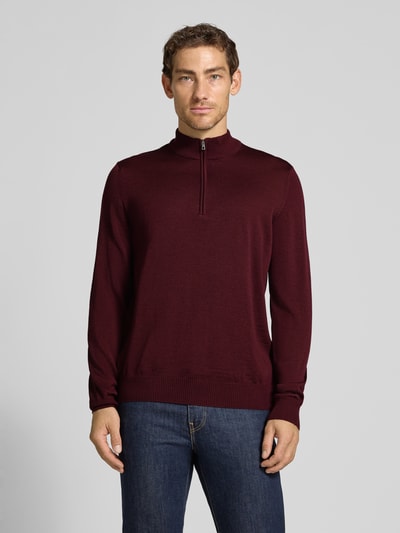 Männermodel trägt Regular Fit Sweatshirt aus reiner Schurwolle von MAERZ Muenchen in Dunkelrot, Troyer-Kragen, Ganzkörperansicht von vorne