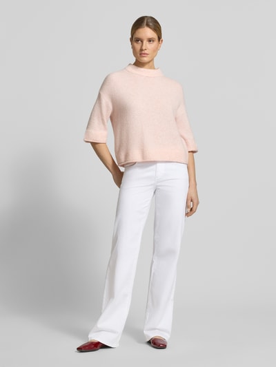 Vrouwenmodel draagt Flared Jeans met riem model 'Liz City' van Angels, wit, 5-pocket-design, katoenmix met stretch, volledig zicht van voren.
