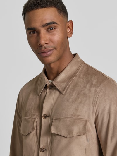 Männermodel trägt Regular Fit Hemdjacke mit Brusttaschen Modell 'Multi' von CINQUE, elastischer Material-Mix, Nahaufnahme Oberkörper.
