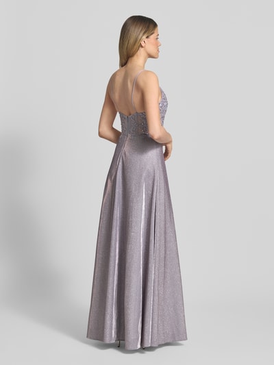 Modelka nosi 'Schimmerndes Midikleid mit Stitchings und Pailletten' von Laona o efekcie błyszczącym, hafty, cekiny, linia a, cienkie ramiączka, głęboki dekolt w serek, długość tyłu w rozmiarze 36: 123 cm, szerokość w rozmiarze 36: 31 cm, widok całej sylwetki z tyłu.