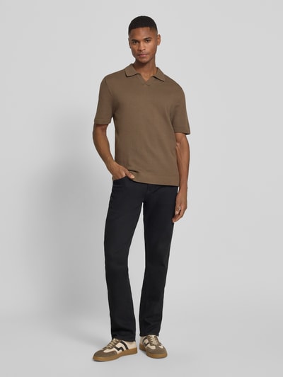 Mannelijk model draagt gebreid shirt met v-hals model 'MILANO' van Jack & Jones Premium in katoenmix, recht model, platte kraag, labeldetail, ruglengte bij maat M 69 cm, kleur bruin, eenvoudige textuur, vooraanzicht volledige lichaam.