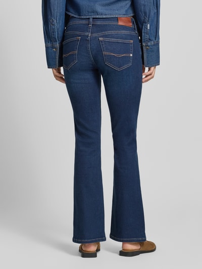 Frauenmodel trägt Slim Fit Bootcut Jeans aus Baumwoll-Mix Modell 'PIMLICO' von Pepe Jeans, dunkle Denim-Optik, 5-Pocket-Design, Label-Patch, Ganzkörperansicht Rückansicht.