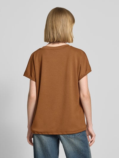 Frauenmodel trägt Damen T-Shirt aus Mohair-Mix mit Rundhalsausschnitt Modell 'BANU' von Soyaconcept, Regular-Fit, Rückenansicht.