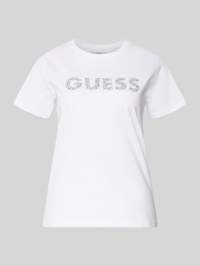 Produktfoto, weißes T-Shirt mit Label-Print und Strasssteinbesatz von Guess aus reiner Baumwolle, Straight Fit, Rundhalsausschnitt.