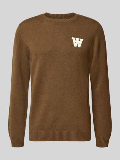 Produktfoto, brauner Strickpullover aus Lammwolle Modell 'Tay' von Wood Wood, Regular-Fit, Label-Stitching, Rundhalsausschnitt