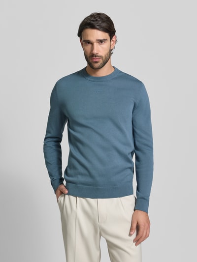 Männermodel trägt Regular Fit Strickpullover aus reine Baumwolle Modell 'SAN CASSIUS-C2' von HUGO, unifarben, Ganzkörperansicht von vorne.