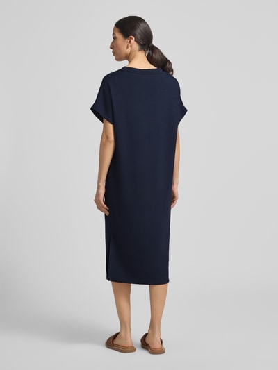 Vrouwenmodel draagt T-Shirt-Kleid mit V-Ausschnitt van Soyaconcept in donkerblauw, materiaalmix met modal, recht model, midi-jurk, ruglengte maat S 110 cm, borstwijdte 59 cm, mouwlengte 8 cm, geheel beeld van achteren